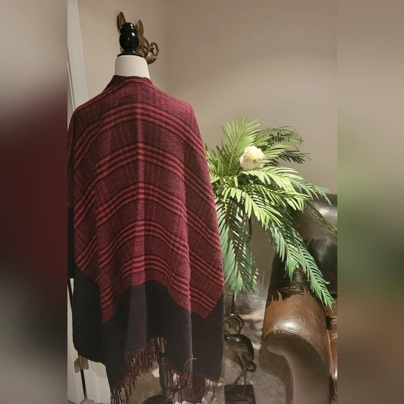 Le Chateau Cape/Shawl - Picture 5 of 6